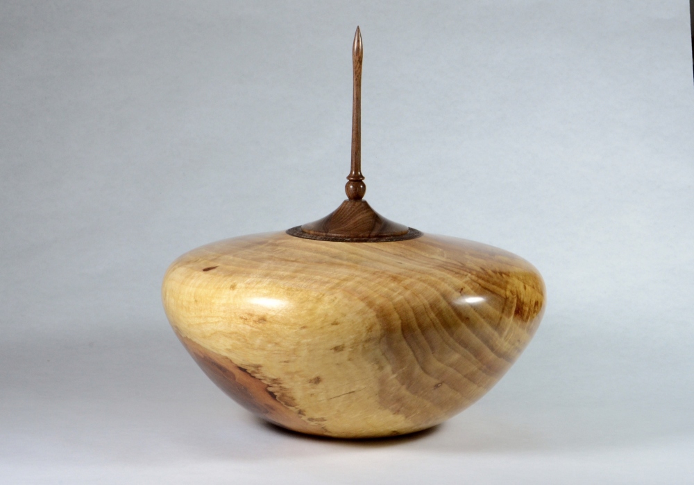 Elm Urn With Textured Lid